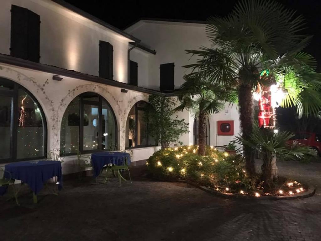 Hotel Ristorante La Grotta Castiglione Delle Stiviere Exterior foto